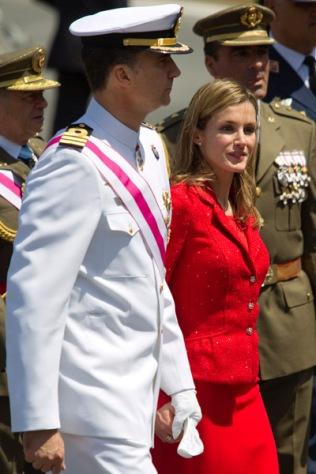 Los Reyes y Los Príncipes de Asturias presidieron en Málaga el Día de Las Fuerzas Armadas. El look de Dña. Letizia Los Reyes y Los Príncipes de Asturias presidieron en Málaga el Día de Las Fuerzas Armadas. El look de Dña. Letizia