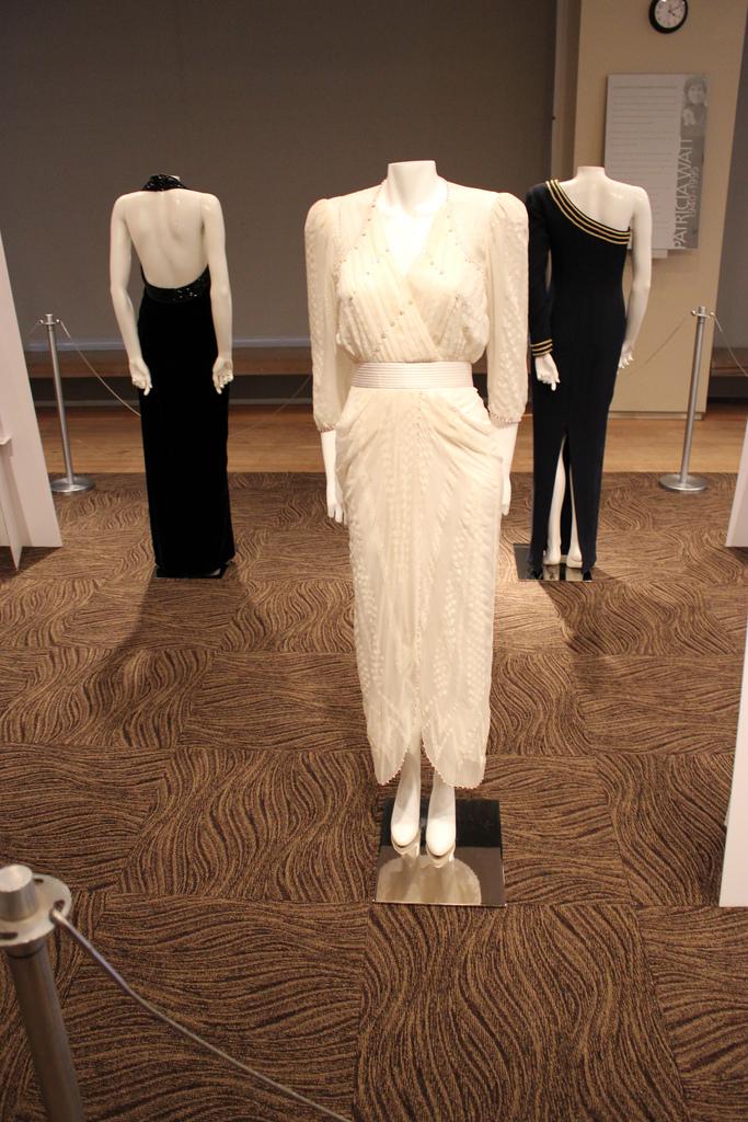 AUCTION OF DRESSES  OF DIANA OF WALES  /   SUBASTAN VESTIDOS EMBLEMÁTICOS DE DIANA DE GALES