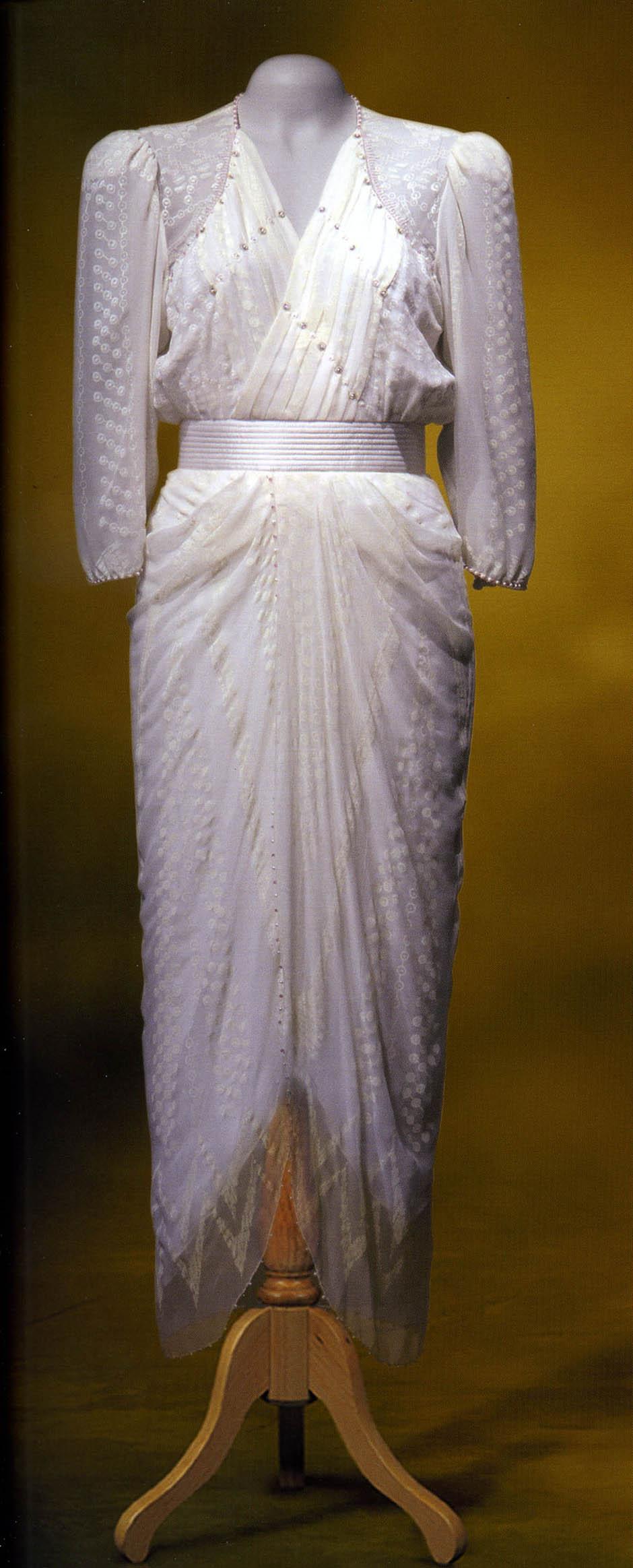 AUCTION OF DRESSES  OF DIANA OF WALES  /   SUBASTAN VESTIDOS EMBLEMÁTICOS DE DIANA DE GALES