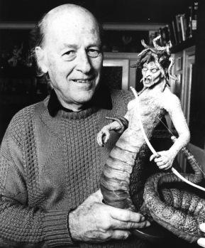 Ray and Medusa0002 El auténtico Hombre-Maravilla: “Ray Harryhausen. El mago del stop-motion”, un trabajo de orfebrería de Carlos Díaz Maroto