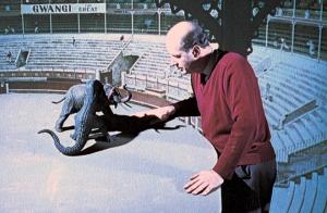 rayinarena690edit El auténtico Hombre-Maravilla: “Ray Harryhausen. El mago del stop-motion”, un trabajo de orfebrería de Carlos Díaz Maroto