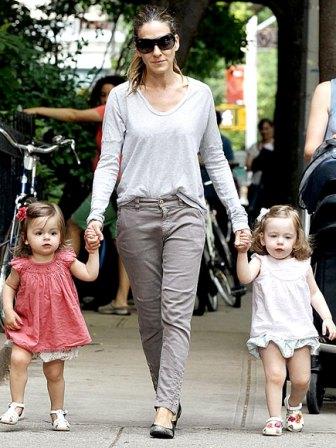 Sarah Jessica Parker elige un look cómodo e informal para pasear con sus gemelas por Nueva York