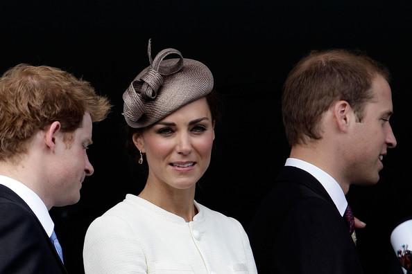 CATHERINE, DUQUESA DE CAMBRIDGE: TE MERECES UN 10 Kate Middleton - Racegoers Enjoy Derby Day At Epsom Downs Racecourse