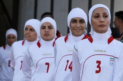 File photo of the Iranian women's national soccer team walking to the pitch before withdrawing from their qualifying match against Jordan for the 2012 London Olympic Games in Amman Con el pañuelo a otra parte
