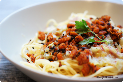 Spaghetti con puerros a la brasa lenta y pan pangrattato Spaghetti con puerros a la brasa lenta y pan pangrattato
