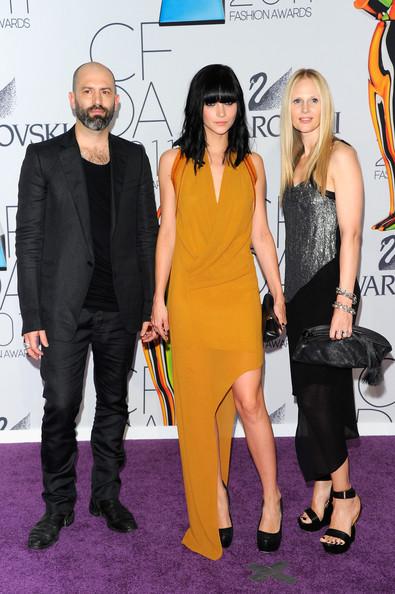 LOS ''OSCAR'' DE LA MODA = CFDA FASHION AWARDS 2011 Leigh Lezark (C) attends the 2011 CFDA Fashion Awards at Alice Tully Hall, Lincoln Center on June 6, 2011 in New York City.