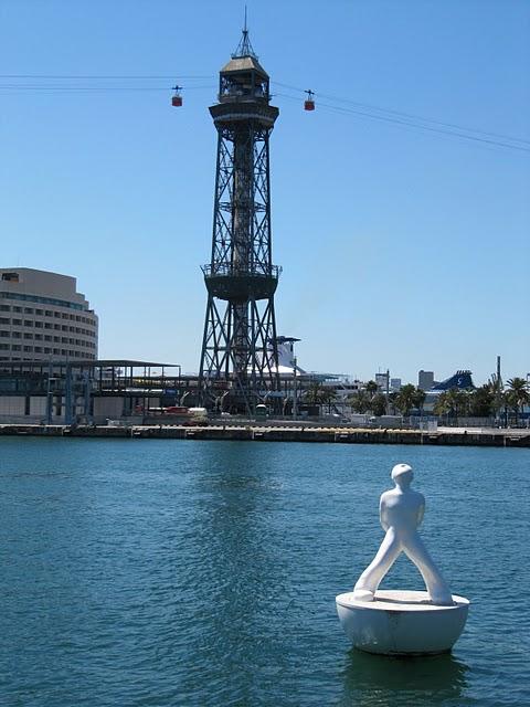 CAMINAR POR LAS RAMBLAS: ENTRE ESTATUAS VIVIENTES E INDIGNADOS CAMINAR POR LAS RAMBLAS: ENTRE ESTATUAS VIVIENTES E INDIGNADOS