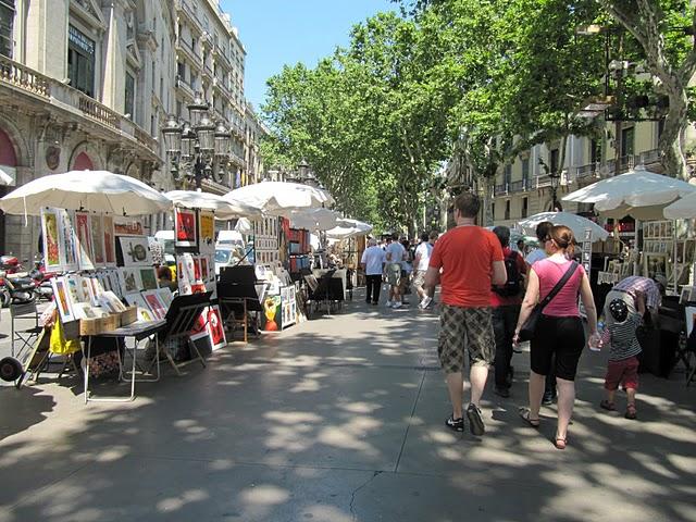 CAMINAR POR LAS RAMBLAS: ENTRE ESTATUAS VIVIENTES E INDIGNADOS CAMINAR POR LAS RAMBLAS: ENTRE ESTATUAS VIVIENTES E INDIGNADOS