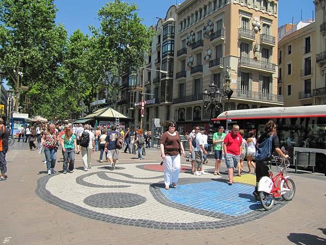 CAMINAR POR LAS RAMBLAS: ENTRE ESTATUAS VIVIENTES E INDIGNADOS CAMINAR POR LAS RAMBLAS: ENTRE ESTATUAS VIVIENTES E INDIGNADOS