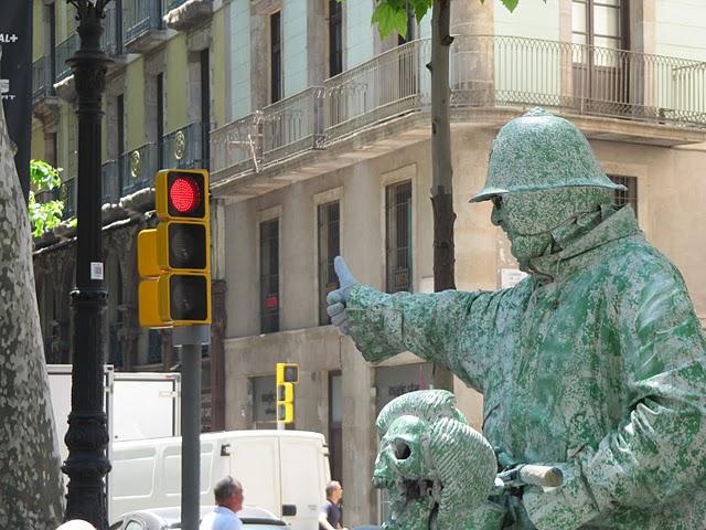 CAMINAR POR LAS RAMBLAS: ENTRE ESTATUAS VIVIENTES E INDIGNADOS CAMINAR POR LAS RAMBLAS: ENTRE ESTATUAS VIVIENTES E INDIGNADOS