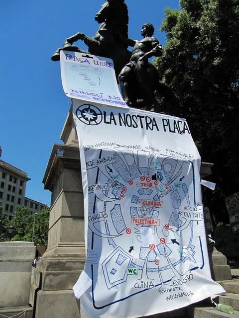 CAMINAR POR LAS RAMBLAS: ENTRE ESTATUAS VIVIENTES E INDIGNADOS CAMINAR POR LAS RAMBLAS: ENTRE ESTATUAS VIVIENTES E INDIGNADOS