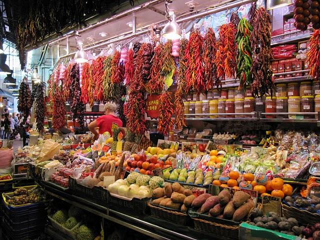 CAMINAR POR LAS RAMBLAS: ENTRE ESTATUAS VIVIENTES E INDIGNADOS CAMINAR POR LAS RAMBLAS: ENTRE ESTATUAS VIVIENTES E INDIGNADOS