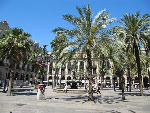 CAMINAR POR LAS RAMBLAS: ENTRE ESTATUAS VIVIENTES E INDIGNADOS CAMINAR POR LAS RAMBLAS: ENTRE ESTATUAS VIVIENTES E INDIGNADOS