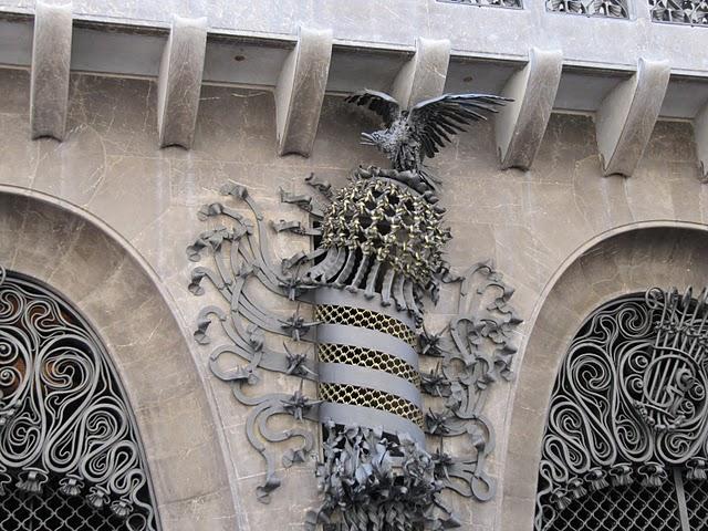 CAMINAR POR LAS RAMBLAS: ENTRE ESTATUAS VIVIENTES E INDIGNADOS CAMINAR POR LAS RAMBLAS: ENTRE ESTATUAS VIVIENTES E INDIGNADOS