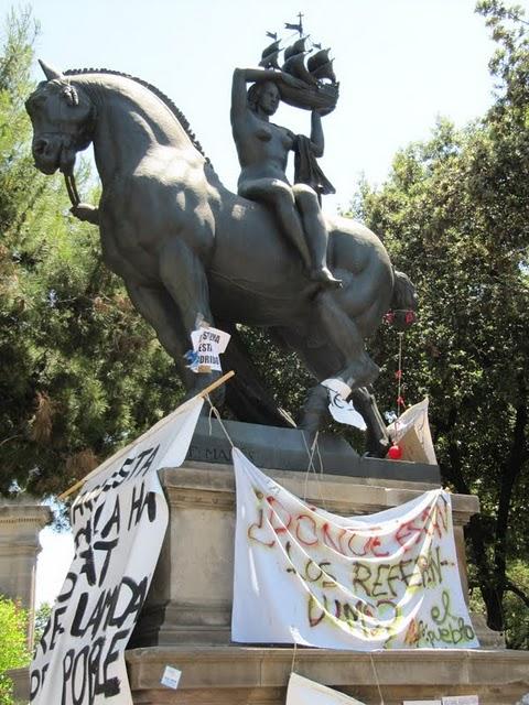 CAMINAR POR LAS RAMBLAS: ENTRE ESTATUAS VIVIENTES E INDIGNADOS CAMINAR POR LAS RAMBLAS: ENTRE ESTATUAS VIVIENTES E INDIGNADOS