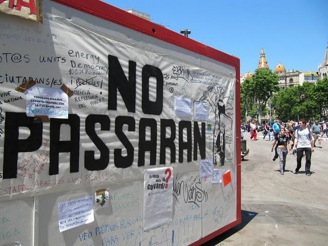 CAMINAR POR LAS RAMBLAS: ENTRE ESTATUAS VIVIENTES E INDIGNADOS CAMINAR POR LAS RAMBLAS: ENTRE ESTATUAS VIVIENTES E INDIGNADOS