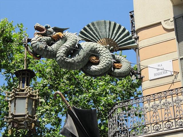 CAMINAR POR LAS RAMBLAS: ENTRE ESTATUAS VIVIENTES E INDIGNADOS CAMINAR POR LAS RAMBLAS: ENTRE ESTATUAS VIVIENTES E INDIGNADOS