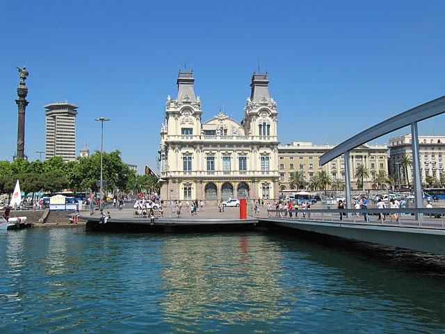 CAMINAR POR LAS RAMBLAS: ENTRE ESTATUAS VIVIENTES E INDIGNADOS CAMINAR POR LAS RAMBLAS: ENTRE ESTATUAS VIVIENTES E INDIGNADOS