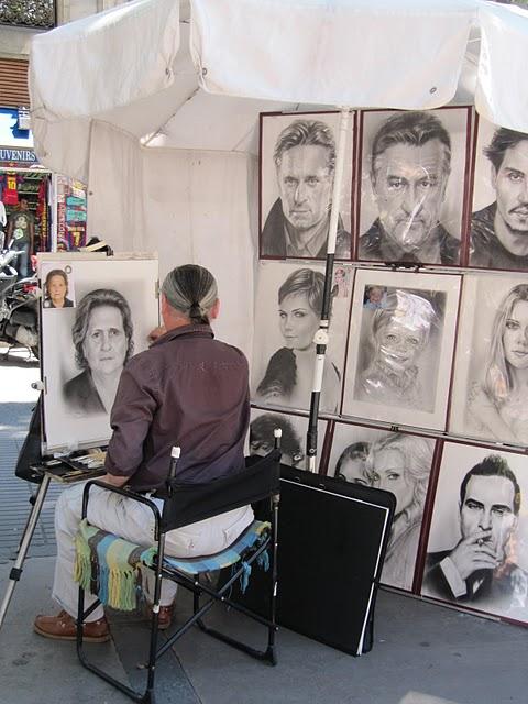 CAMINAR POR LAS RAMBLAS: ENTRE ESTATUAS VIVIENTES E INDIGNADOS CAMINAR POR LAS RAMBLAS: ENTRE ESTATUAS VIVIENTES E INDIGNADOS