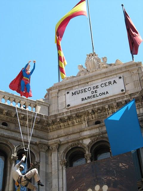 CAMINAR POR LAS RAMBLAS: ENTRE ESTATUAS VIVIENTES E INDIGNADOS CAMINAR POR LAS RAMBLAS: ENTRE ESTATUAS VIVIENTES E INDIGNADOS