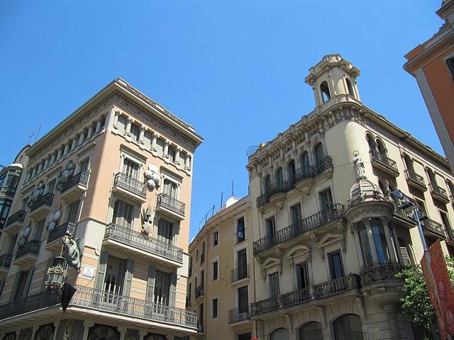 CAMINAR POR LAS RAMBLAS: ENTRE ESTATUAS VIVIENTES E INDIGNADOS CAMINAR POR LAS RAMBLAS: ENTRE ESTATUAS VIVIENTES E INDIGNADOS