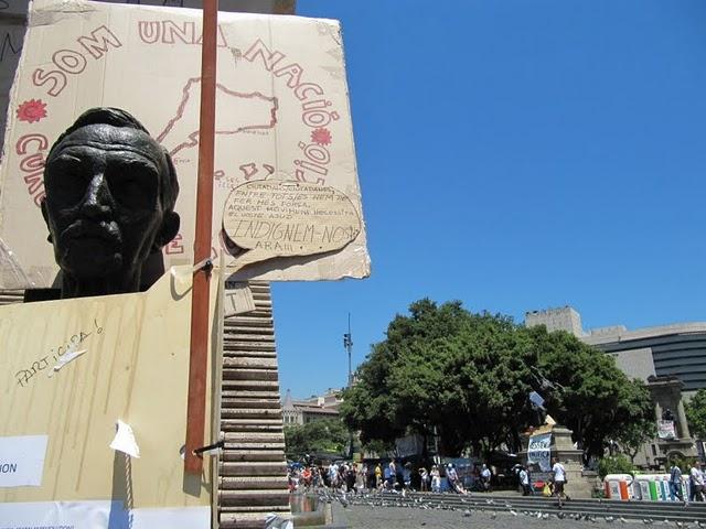 CAMINAR POR LAS RAMBLAS: ENTRE ESTATUAS VIVIENTES E INDIGNADOS CAMINAR POR LAS RAMBLAS: ENTRE ESTATUAS VIVIENTES E INDIGNADOS
