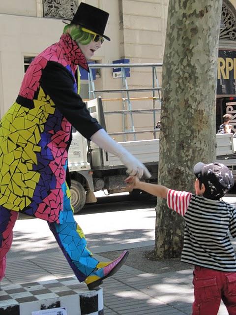 CAMINAR POR LAS RAMBLAS: ENTRE ESTATUAS VIVIENTES E INDIGNADOS CAMINAR POR LAS RAMBLAS: ENTRE ESTATUAS VIVIENTES E INDIGNADOS