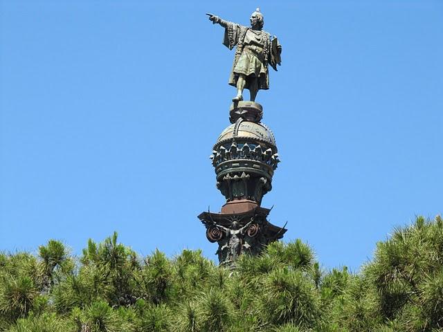 CAMINAR POR LAS RAMBLAS: ENTRE ESTATUAS VIVIENTES E INDIGNADOS CAMINAR POR LAS RAMBLAS: ENTRE ESTATUAS VIVIENTES E INDIGNADOS