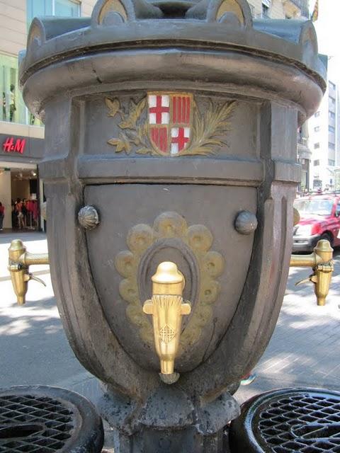 CAMINAR POR LAS RAMBLAS: ENTRE ESTATUAS VIVIENTES E INDIGNADOS CAMINAR POR LAS RAMBLAS: ENTRE ESTATUAS VIVIENTES E INDIGNADOS