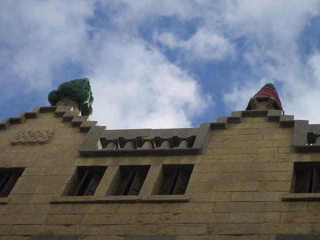 CAMINAR POR LAS RAMBLAS: ENTRE ESTATUAS VIVIENTES E INDIGNADOS CAMINAR POR LAS RAMBLAS: ENTRE ESTATUAS VIVIENTES E INDIGNADOS
