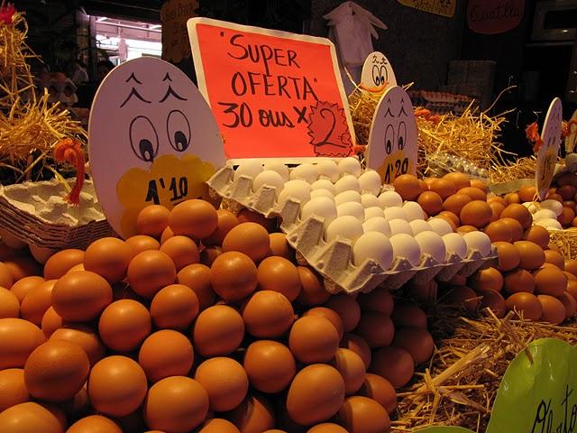 CAMINAR POR LAS RAMBLAS: ENTRE ESTATUAS VIVIENTES E INDIGNADOS CAMINAR POR LAS RAMBLAS: ENTRE ESTATUAS VIVIENTES E INDIGNADOS