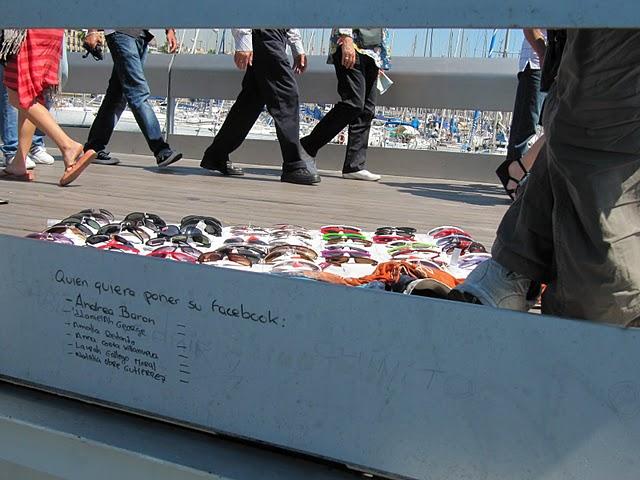 CAMINAR POR LAS RAMBLAS: ENTRE ESTATUAS VIVIENTES E INDIGNADOS CAMINAR POR LAS RAMBLAS: ENTRE ESTATUAS VIVIENTES E INDIGNADOS