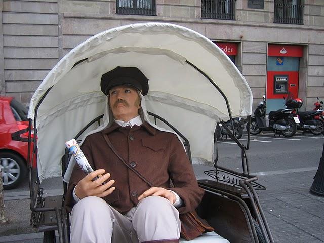 CAMINAR POR LAS RAMBLAS: ENTRE ESTATUAS VIVIENTES E INDIGNADOS CAMINAR POR LAS RAMBLAS: ENTRE ESTATUAS VIVIENTES E INDIGNADOS