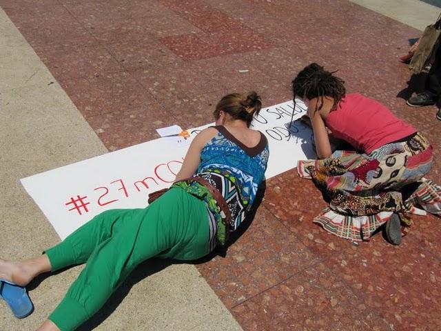 CAMINAR POR LAS RAMBLAS: ENTRE ESTATUAS VIVIENTES E INDIGNADOS CAMINAR POR LAS RAMBLAS: ENTRE ESTATUAS VIVIENTES E INDIGNADOS