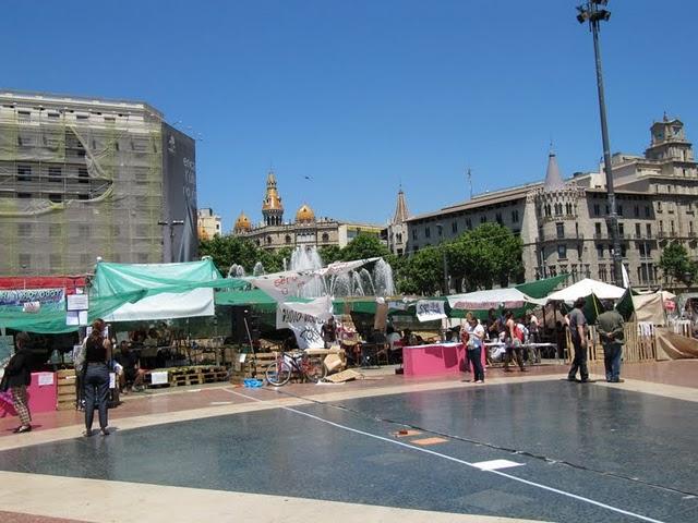 CAMINAR POR LAS RAMBLAS: ENTRE ESTATUAS VIVIENTES E INDIGNADOS CAMINAR POR LAS RAMBLAS: ENTRE ESTATUAS VIVIENTES E INDIGNADOS