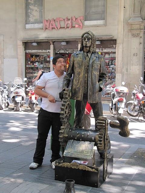 CAMINAR POR LAS RAMBLAS: ENTRE ESTATUAS VIVIENTES E INDIGNADOS CAMINAR POR LAS RAMBLAS: ENTRE ESTATUAS VIVIENTES E INDIGNADOS