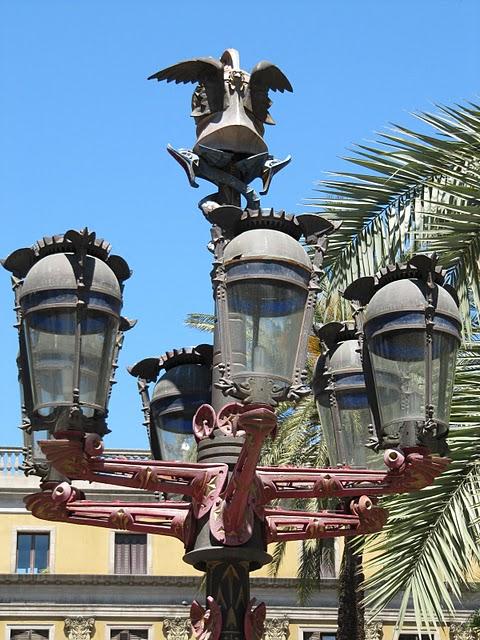 CAMINAR POR LAS RAMBLAS: ENTRE ESTATUAS VIVIENTES E INDIGNADOS CAMINAR POR LAS RAMBLAS: ENTRE ESTATUAS VIVIENTES E INDIGNADOS