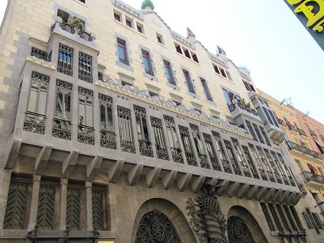 CAMINAR POR LAS RAMBLAS: ENTRE ESTATUAS VIVIENTES E INDIGNADOS CAMINAR POR LAS RAMBLAS: ENTRE ESTATUAS VIVIENTES E INDIGNADOS