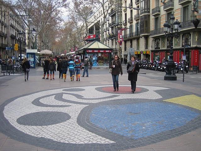 CAMINAR POR LAS RAMBLAS: ENTRE ESTATUAS VIVIENTES E INDIGNADOS CAMINAR POR LAS RAMBLAS: ENTRE ESTATUAS VIVIENTES E INDIGNADOS