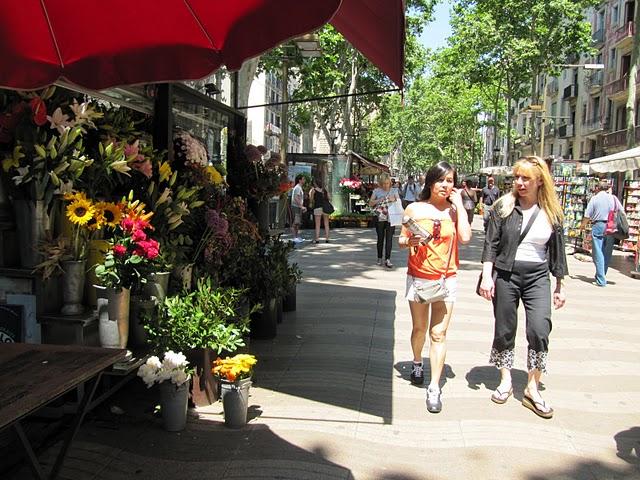 CAMINAR POR LAS RAMBLAS: ENTRE ESTATUAS VIVIENTES E INDIGNADOS CAMINAR POR LAS RAMBLAS: ENTRE ESTATUAS VIVIENTES E INDIGNADOS