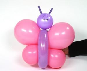 Una mariposa con globos