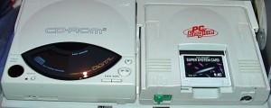 El CD es el armatoste acoplable de la izquierda. Es ilegal en varios países porque convierte la consola en un arma arrojadiza de tipo J, prohibidas por la convención de Ginebra desde el 87. La PC Engine – La Caja de LOS Fusibles