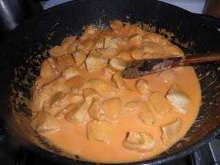 Pechugitas de pollo en salsa de pimientos del piquillo