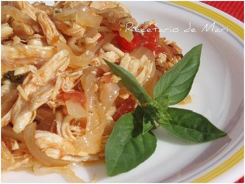 ESPAGUETIS CON POLLO DESMECHADO ESPAGUETIS CON POLLO DESMECHADO