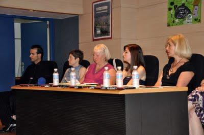 La escritora Ana Pomares en la entrega de premios del XVI Concurso Literario Grupo Leo 2011 en el Club Información de Alicante