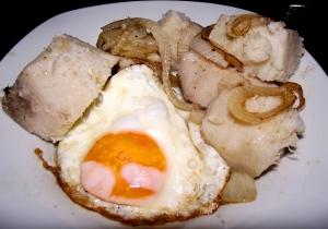 ¡Huevos fritos con ñame y cebollitas!