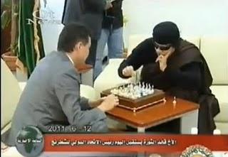 Gadafi reaparece en tv jugando al ajedrez/ Videos