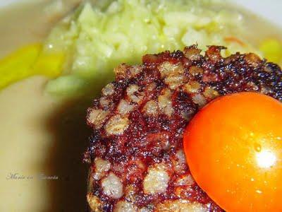 Morcilla Rios sobre salmorejo de pepino al aroma de vinagre de módena de mandarina Morcilla Rios sobre salmorejo de pepino al aroma de vinagre de módena de mandarina