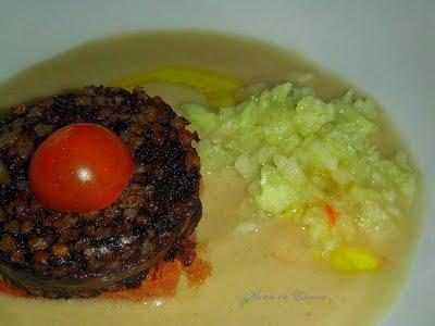 Morcilla Rios sobre salmorejo de pepino al aroma de vinagre de módena de mandarina Morcilla Rios sobre salmorejo de pepino al aroma de vinagre de módena de mandarina
