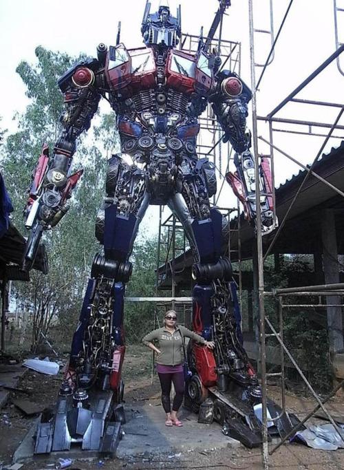 Transformers gigantescos construidos con restos de coches...